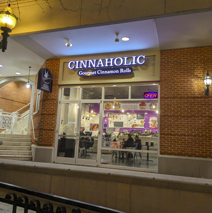 Cinnaholic - Virginia Beach - Loaded Cinnamon rolls storefront